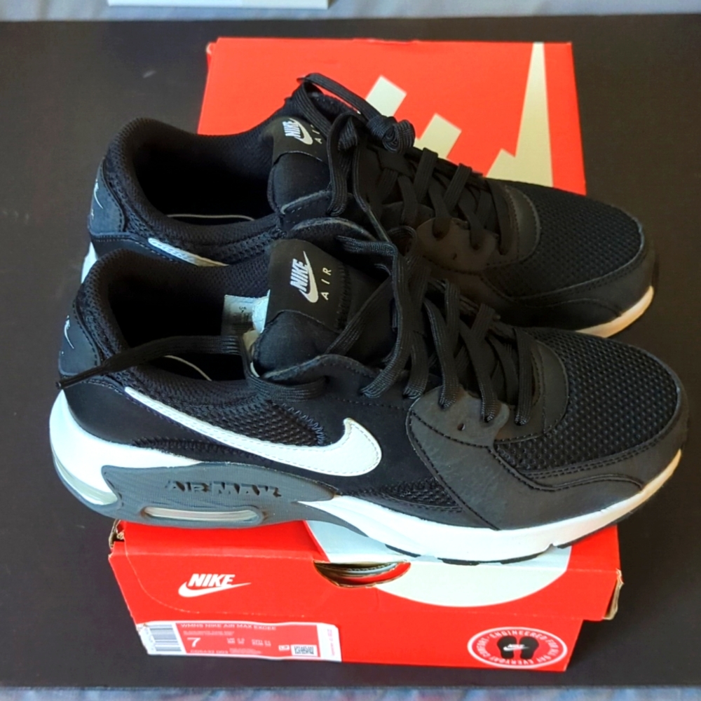 Nike Air Max Excee NIB Size 7